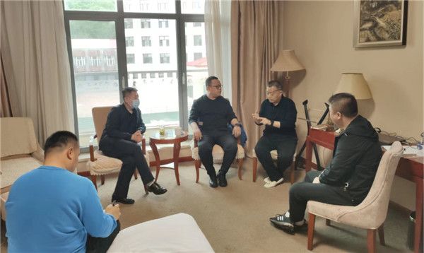 山東科技大學(xué)實(shí)用礦山壓力研究中心主任石永奎教授、郝建博士應(yīng)邀赴龍煤雙鴨山礦業(yè)集團(tuán)進(jìn)行技術(shù)交流